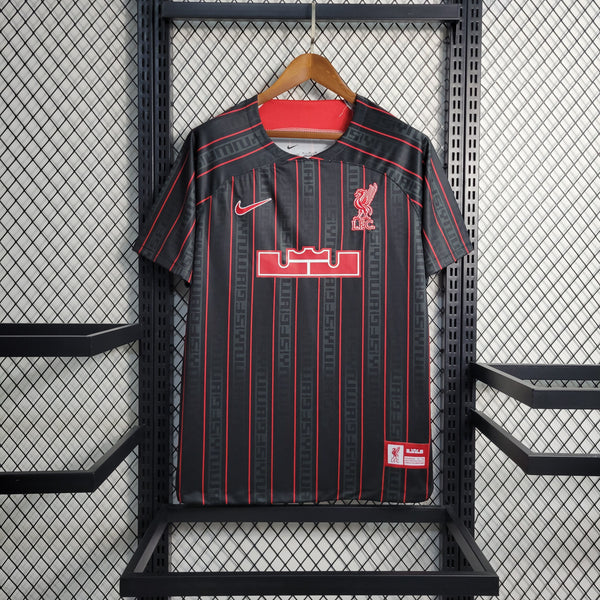 Camisa Oficial do Liverpool 23/24  Versão Torcedor - Edição Lebron